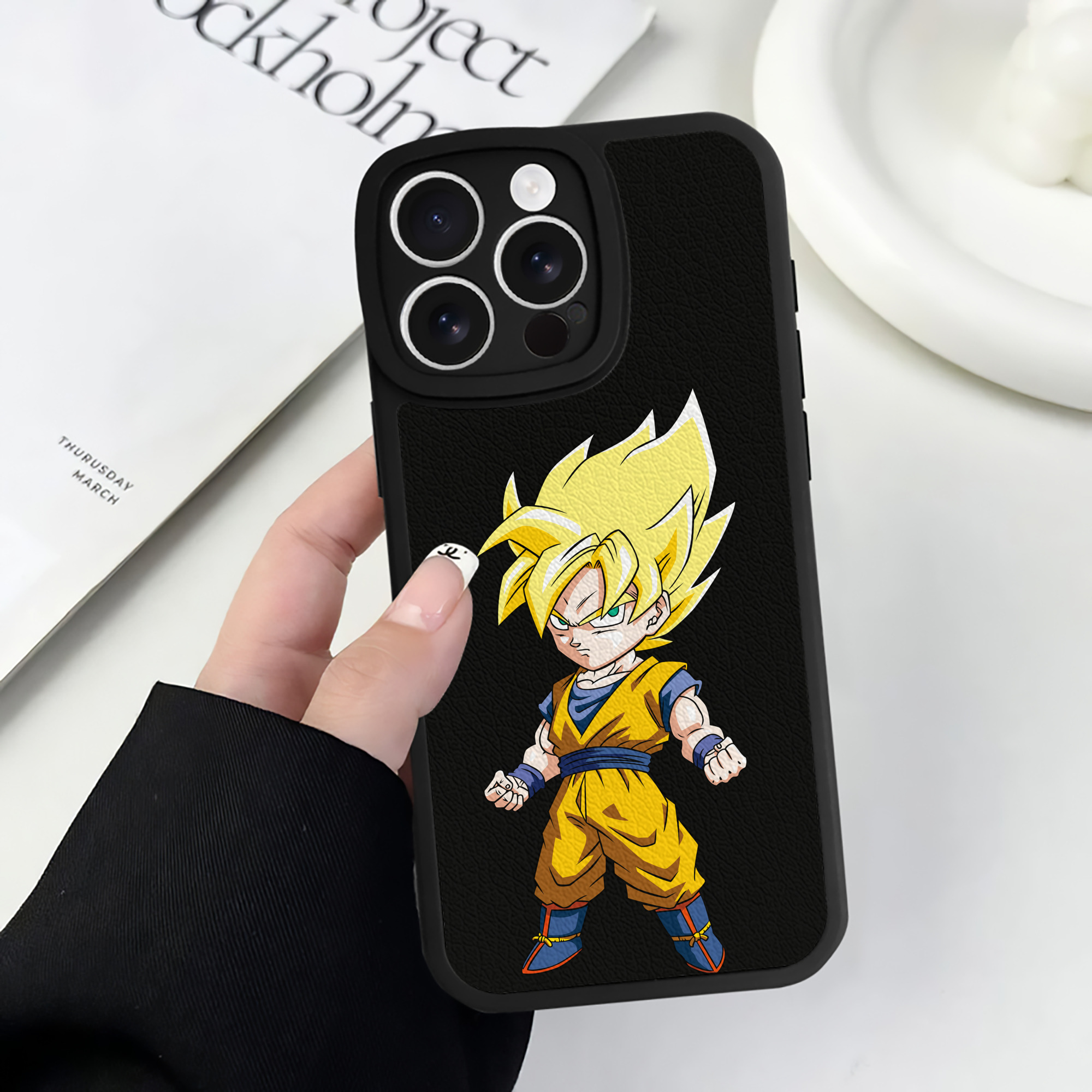 （画像用） ドラゴンボール 孫悟空（そん ごくう）Son Goku カカロット DRAGON BALL Kakarotto 【iPhone 16シリーズ対応】シリコンスマホケース（レザー調） 材質：シリコン
